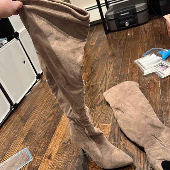 Over the knee boot - Picture 3 of 3